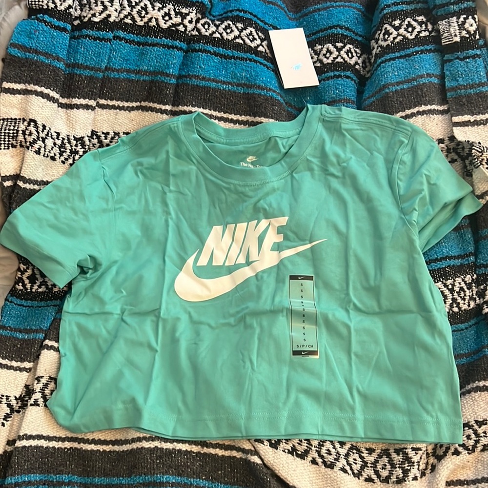 The Nike Tee Loose Fit Crop size small